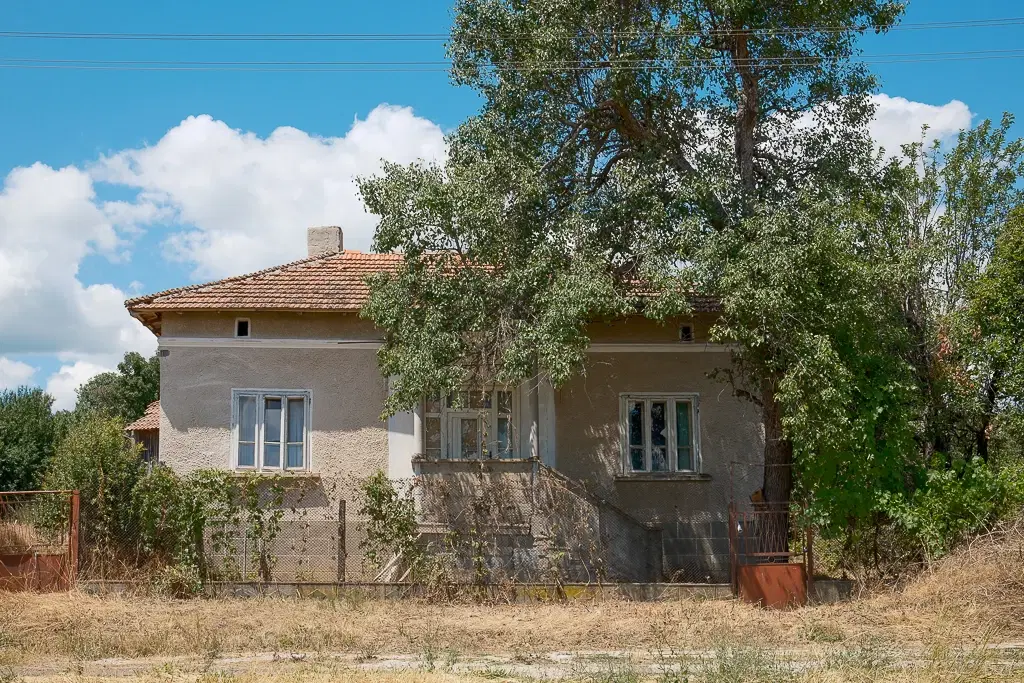 Huis met bergzicht + 2 bijgebouwen en 1.960 m² grond in Rakovitsa, Vidin - Bulgarije