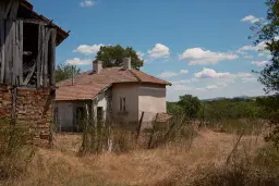 Huis met bergzicht + 2 bijgebouwen en 1.960 m² grond in Rakovitsa, Vidin - Bulgarije