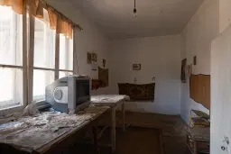 Huis met bergzicht + 2 bijgebouwen en 1.960 m² grond in Rakovitsa, Vidin - Bulgarije