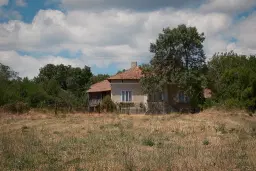Huis met bergzicht + 2 bijgebouwen en 1.960 m² grond in Rakovitsa, Vidin - Bulgarije