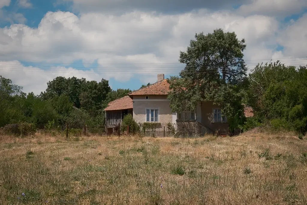 Huis met bergzicht + 2 bijgebouwen en 1.960 m² grond in Rakovitsa, Vidin - Bulgarije