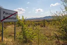 Huis met bergzicht + 2 bijgebouwen en 1.960 m² grond in Rakovitsa, Vidin - Bulgarije
