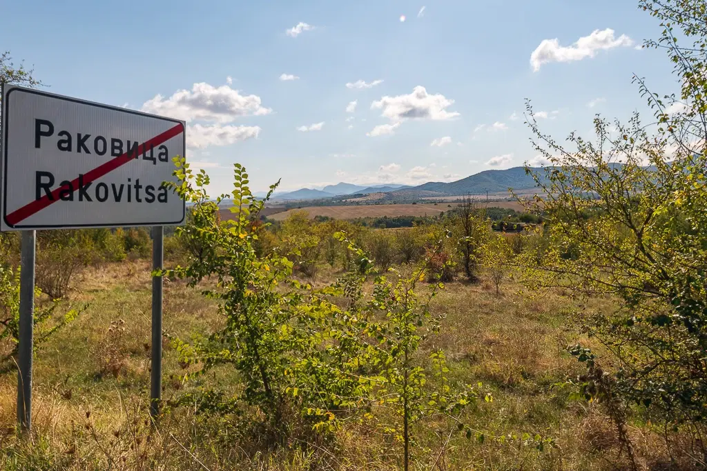 Huis met bergzicht + 2 bijgebouwen en 1.960 m² grond in Rakovitsa, Vidin - Bulgarije