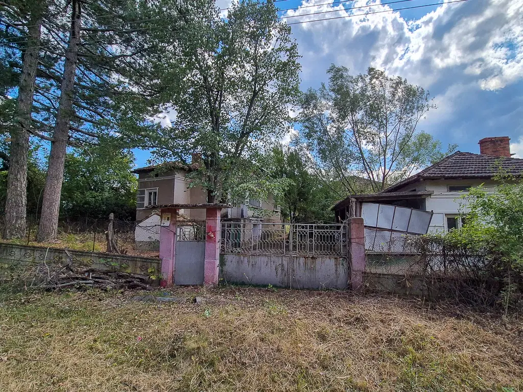 1.490 m² boomgaard met 2 oude huizen en 1 schuur in Podgore, Vidin - Bulgarije