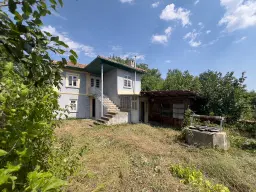 Twee verdiepingen woning met 700 m² grond en bijgebouwen in Nikolaevo, nabij Veliko Tarnovo - Bulgarije