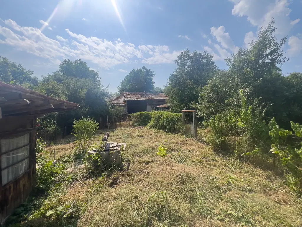 Twee verdiepingen woning met 700 m² grond en bijgebouwen in Nikolaevo, nabij Veliko Tarnovo - Bulgarije