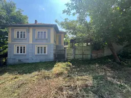 Twee verdiepingen woning met 700 m² grond en bijgebouwen in Nikolaevo, nabij Veliko Tarnovo - Bulgarije