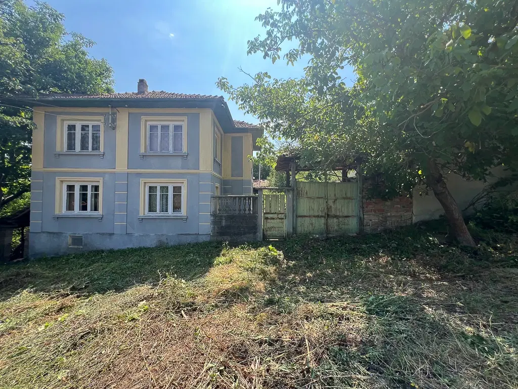 Twee verdiepingen woning met 700 m² grond en bijgebouwen in Nikolaevo, nabij Veliko Tarnovo - Bulgarije