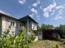Twee verdiepingen woning met 700 m² grond en bijgebouwen in Nikolaevo, nabij Veliko Tarnovo - Bulgarije