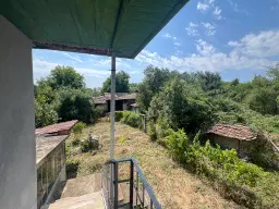 Twee verdiepingen woning met 700 m² grond en bijgebouwen in Nikolaevo, nabij Veliko Tarnovo - Bulgarije