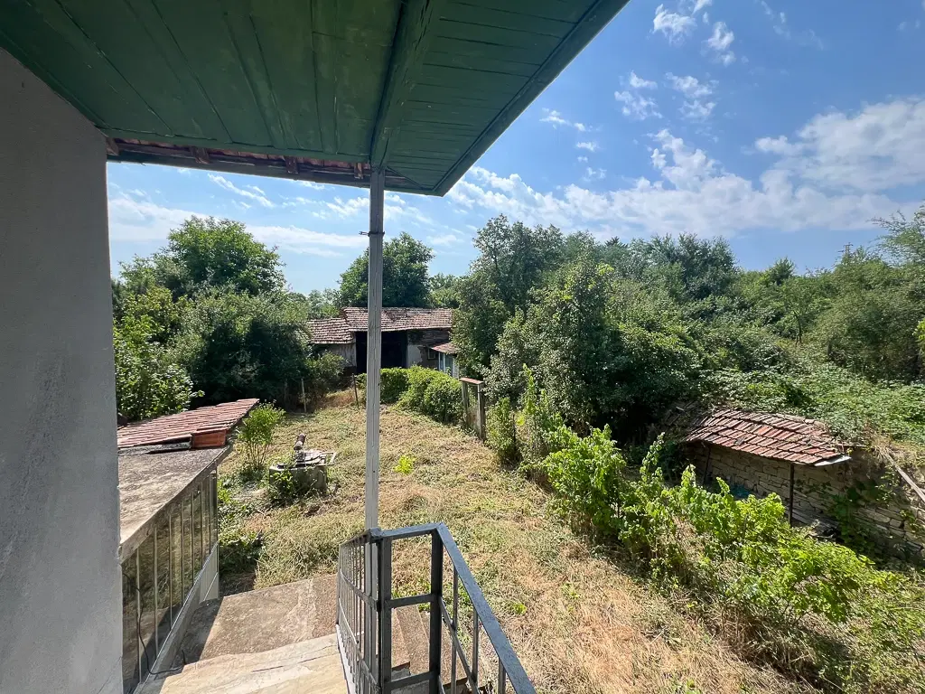 Twee verdiepingen woning met 700 m² grond en bijgebouwen in Nikolaevo, nabij Veliko Tarnovo - Bulgarije