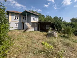 Twee verdiepingen woning met 700 m² grond en bijgebouwen in Nikolaevo, nabij Veliko Tarnovo - Bulgarije