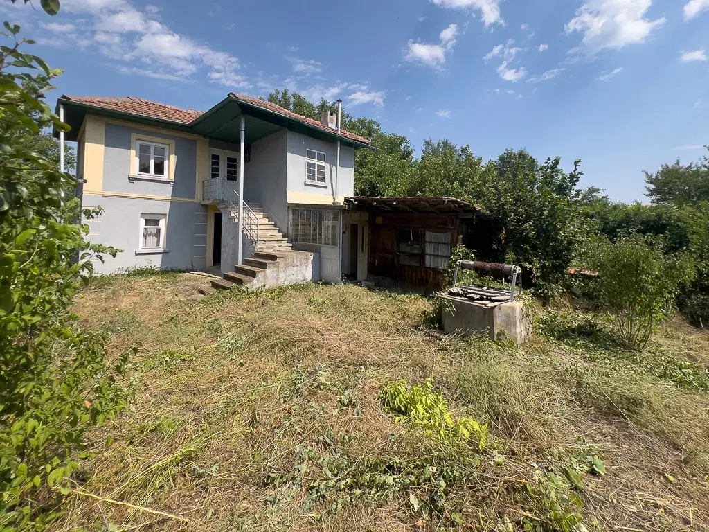 Twee verdiepingen woning met 700 m² grond en bijgebouwen in Nikolaevo, nabij Veliko Tarnovo - Bulgarije