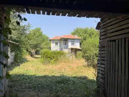 Twee verdiepingen woning met 700 m² grond en bijgebouwen in Nikolaevo, nabij Veliko Tarnovo - Bulgarije
