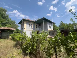 Twee verdiepingen woning met 700 m² grond en bijgebouwen in Nikolaevo, nabij Veliko Tarnovo - Bulgarije