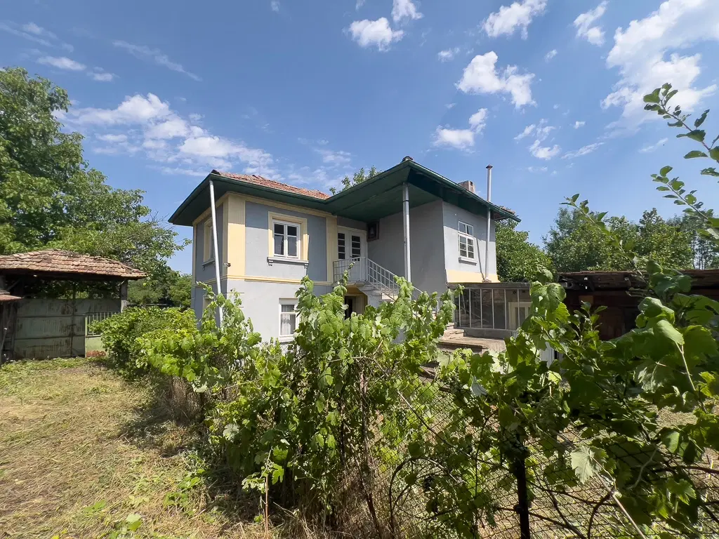 Twee verdiepingen woning met 700 m² grond en bijgebouwen in Nikolaevo, nabij Veliko Tarnovo - Bulgarije