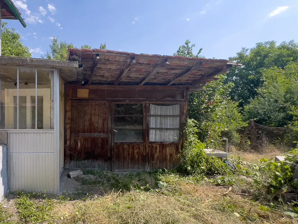 Twee verdiepingen woning met 700 m² grond en bijgebouwen in Nikolaevo, nabij Veliko Tarnovo - Bulgarije