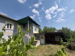 Twee verdiepingen woning met 700 m² grond en bijgebouwen in Nikolaevo, nabij Veliko Tarnovo - Bulgarije
