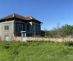 Twee verdiepingen woning met 690 m² grond en bijgebouwen in Dolna Lipnitsa, Veliko Tarnovo - Bulgarije