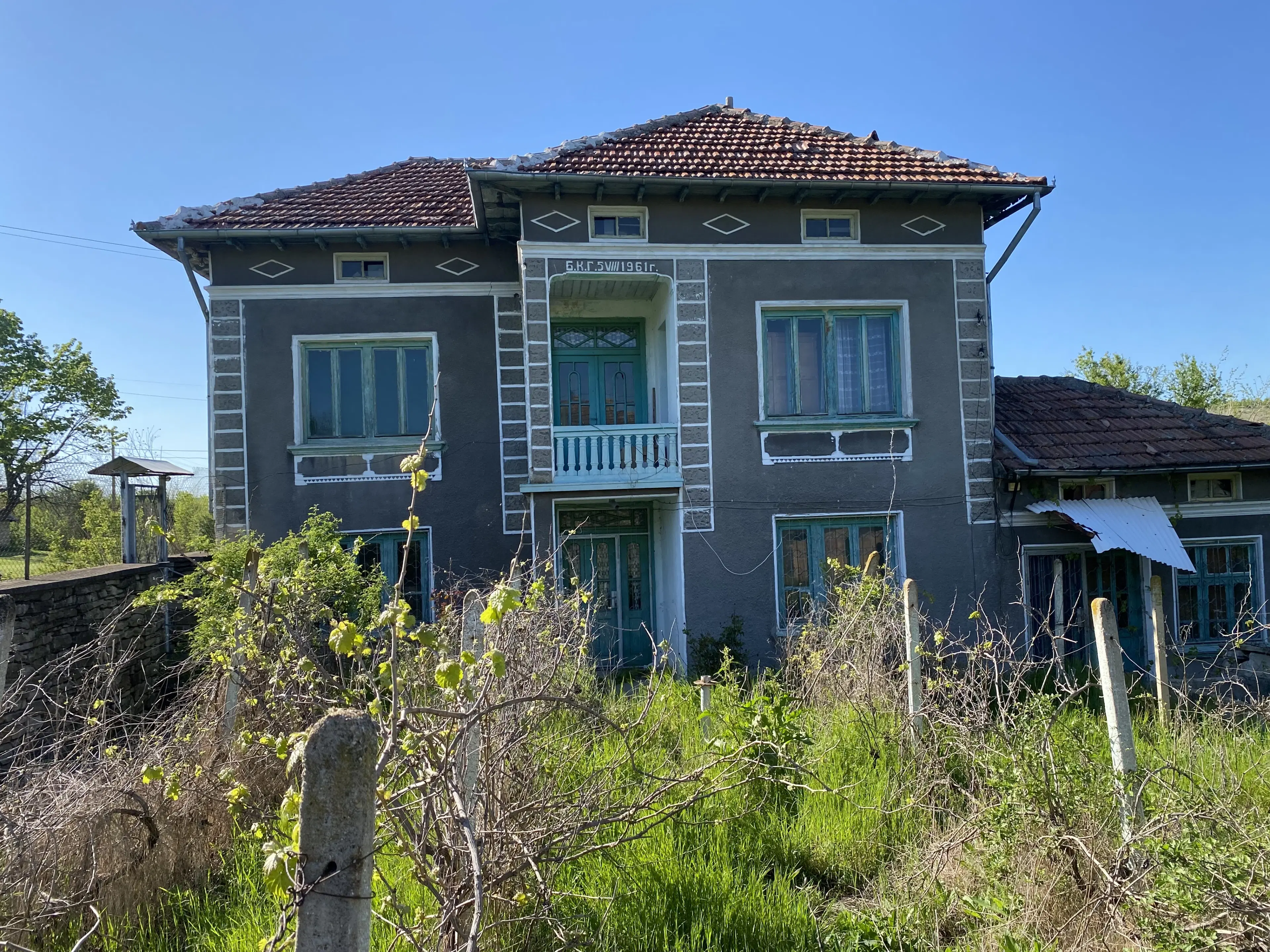 Twee verdiepingen woning met 690 m² grond en bijgebouwen in Dolna Lipnitsa, Veliko Tarnovo - Bulgarije