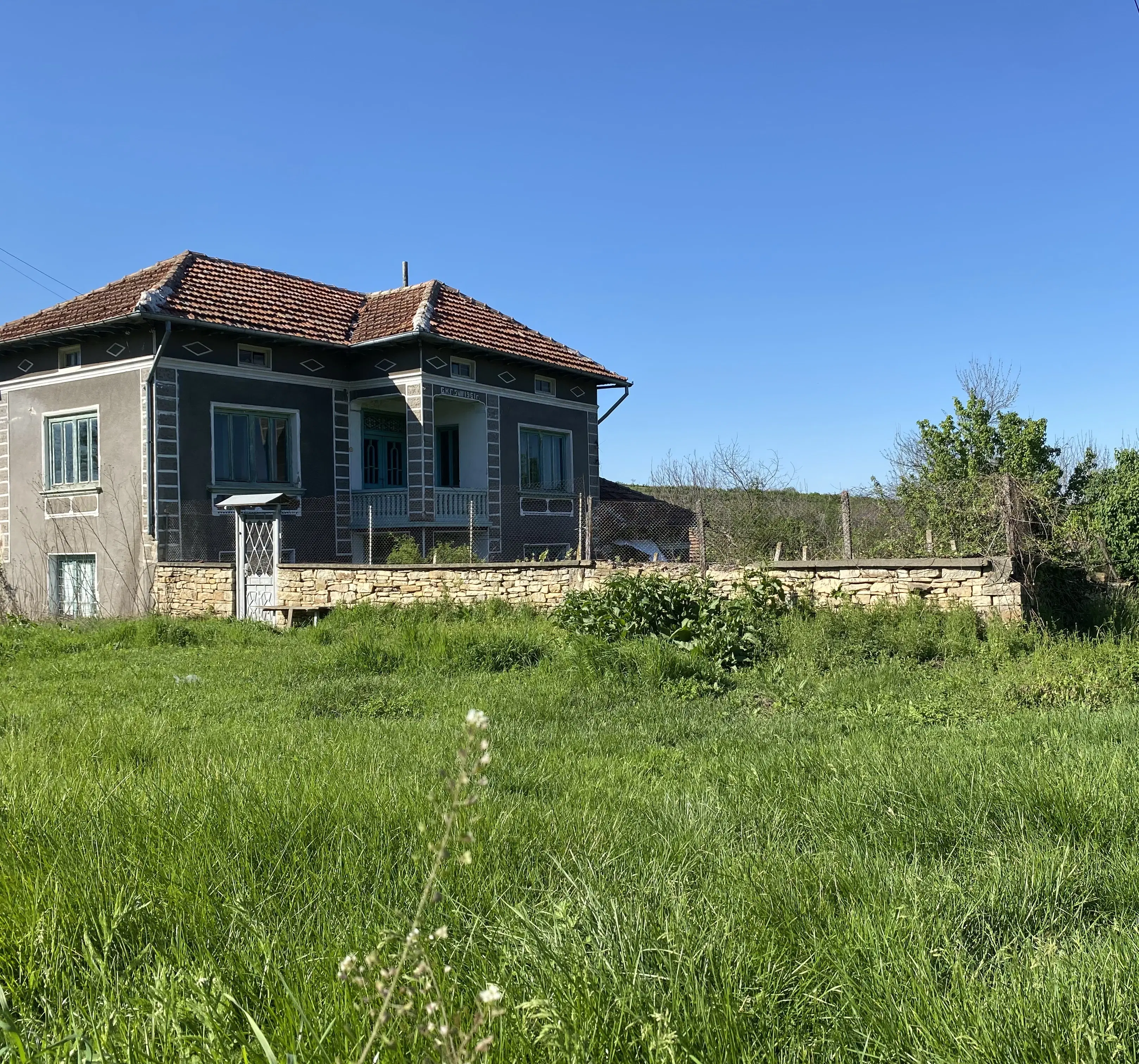 Twee verdiepingen woning met 690 m² grond en bijgebouwen in Dolna Lipnitsa, Veliko Tarnovo - Bulgarije