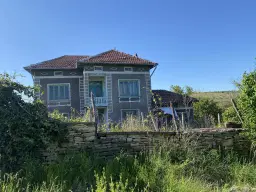Twee verdiepingen woning met 690 m² grond en bijgebouwen in Dolna Lipnitsa, Veliko Tarnovo - Bulgarije