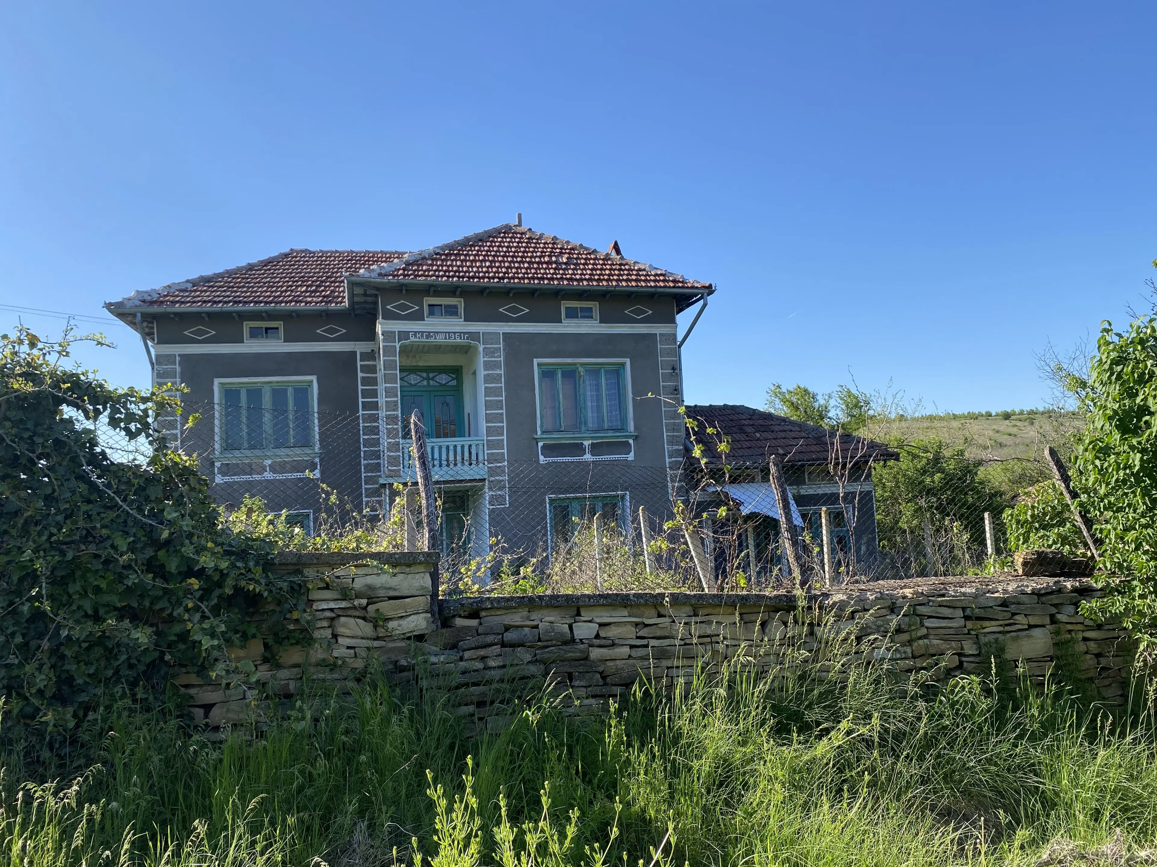 Twee verdiepingen woning met 690 m² grond en bijgebouwen in Dolna Lipnitsa, Veliko Tarnovo - Bulgarije