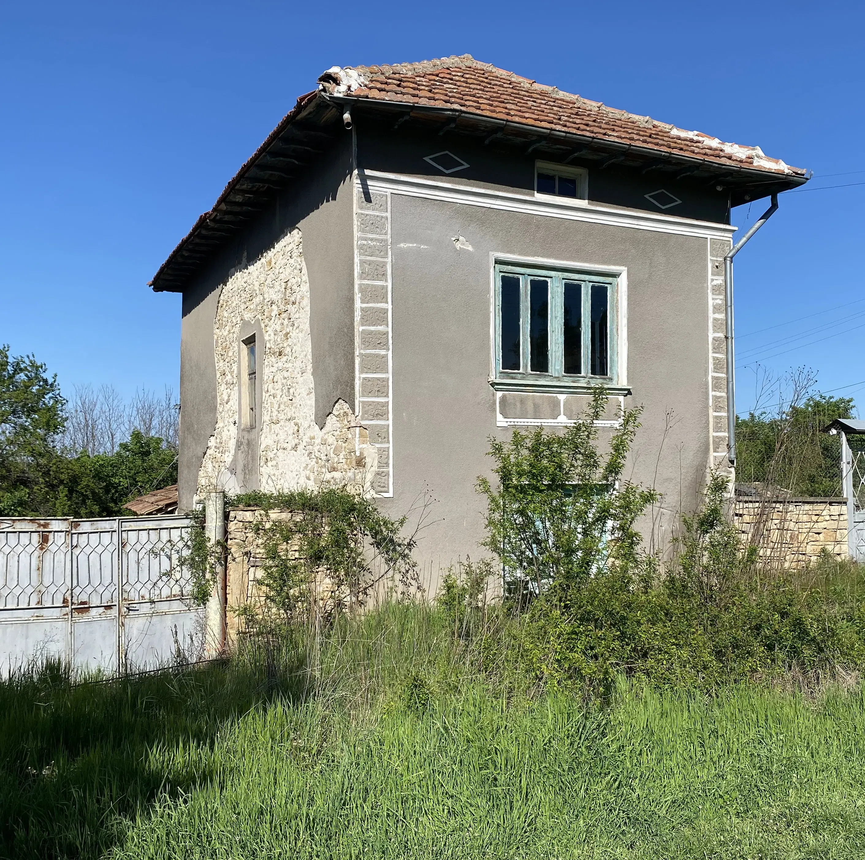 Twee verdiepingen woning met 690 m² grond en bijgebouwen in Dolna Lipnitsa, Veliko Tarnovo - Bulgarije