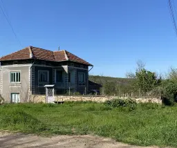 Twee verdiepingen woning met 690 m² grond en bijgebouwen in Dolna Lipnitsa, Veliko Tarnovo - Bulgarije