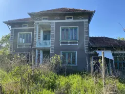 Twee verdiepingen woning met 690 m² grond en bijgebouwen in Dolna Lipnitsa, Veliko Tarnovo - Bulgarije