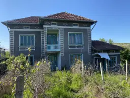 Twee verdiepingen woning met 690 m² grond en bijgebouwen in Dolna Lipnitsa, Veliko Tarnovo - Bulgarije