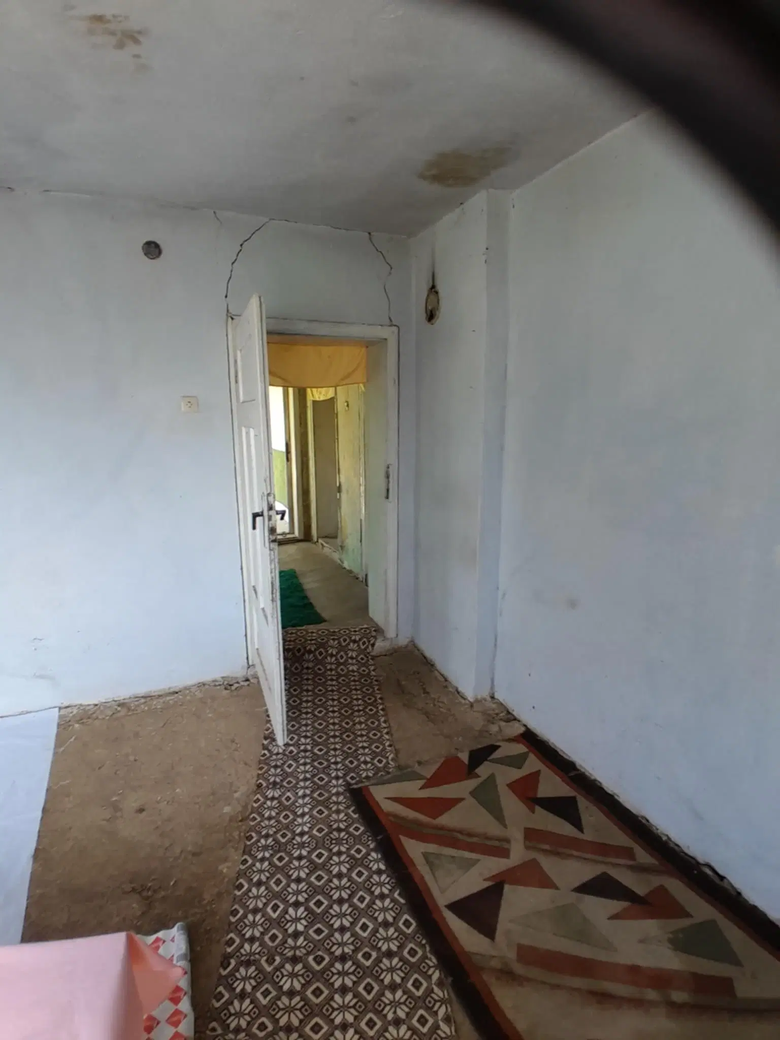 Lion's huis, bijgebouw en 1.050 m² grond in Rakovitsa, Vidin - Bulgarije