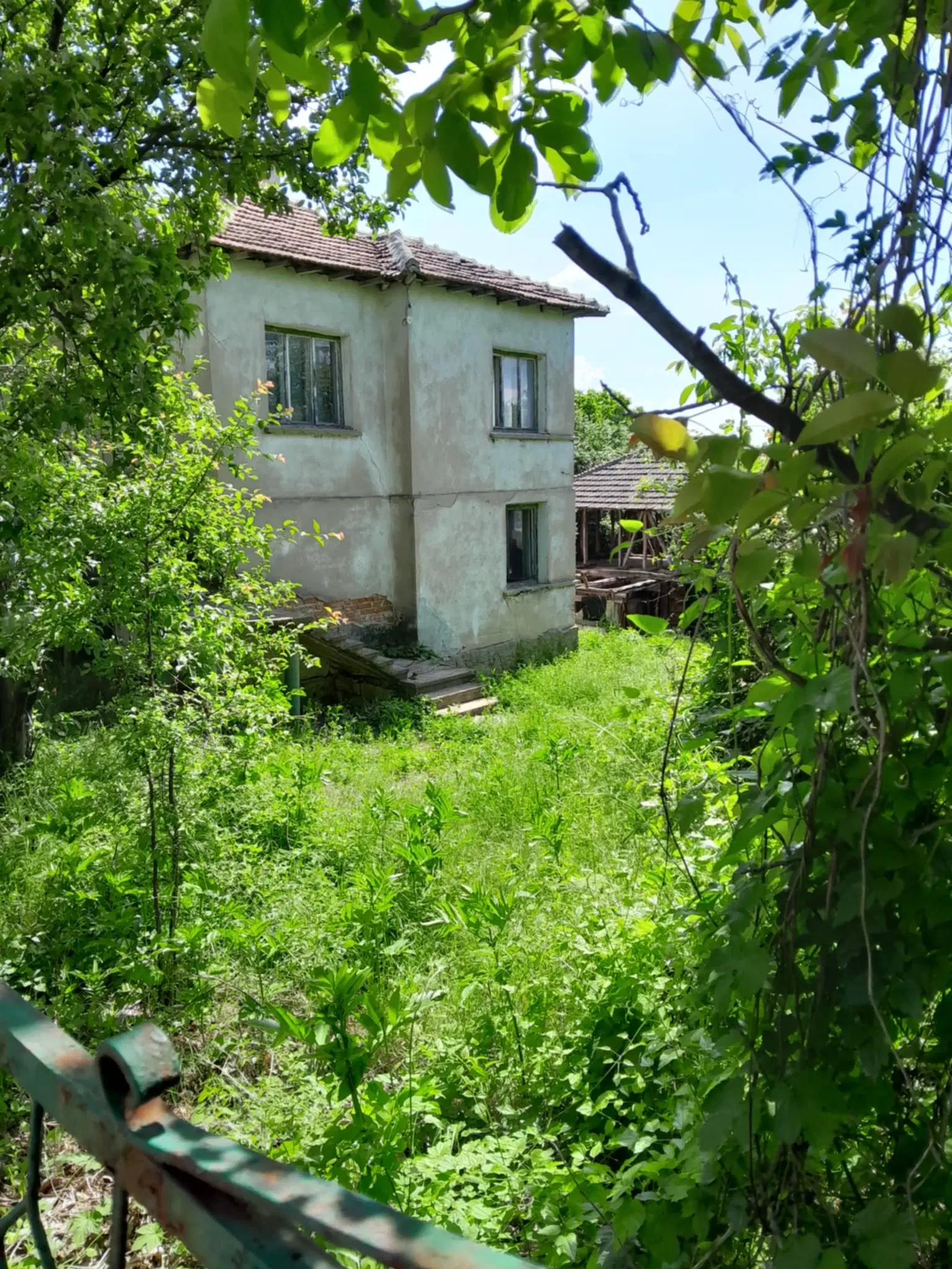 Lion's huis, bijgebouw en 1.050 m² grond in Rakovitsa, Vidin - Bulgarije