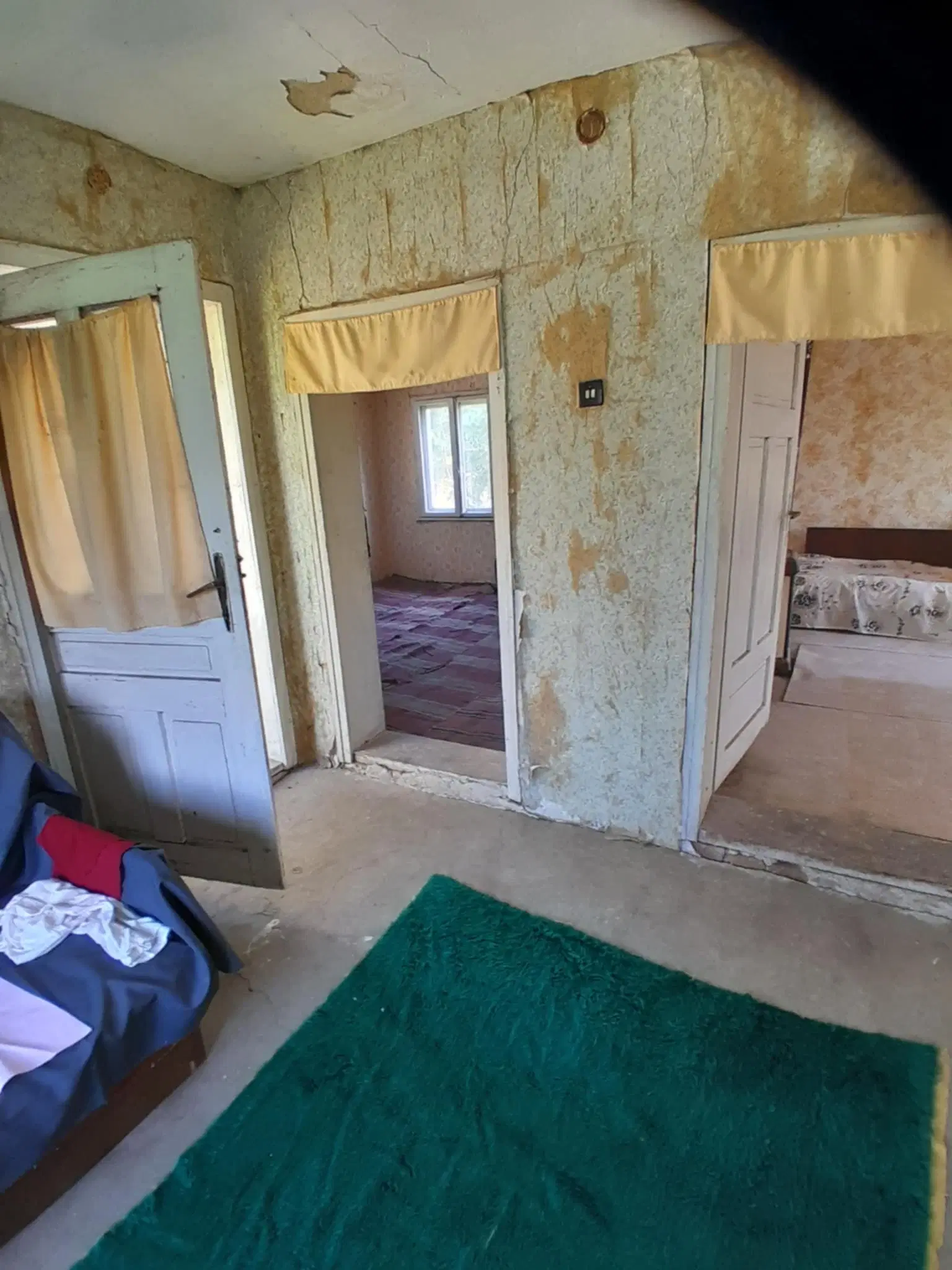 Lion's huis, bijgebouw en 1.050 m² grond in Rakovitsa, Vidin - Bulgarije