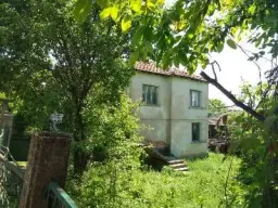 Lion's huis, bijgebouw en 1.050 m² grond in Rakovitsa, Vidin - Bulgarije