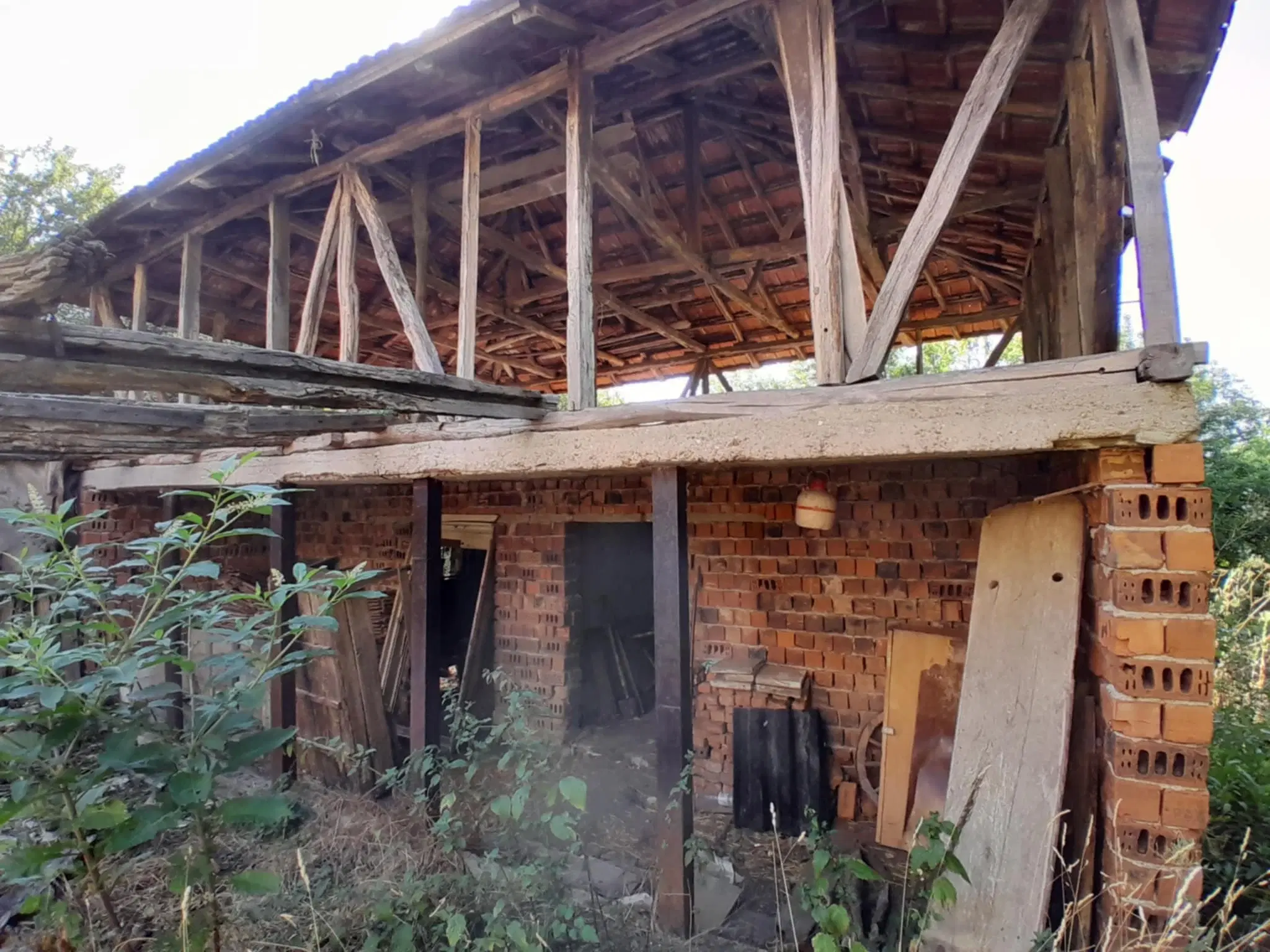 Lion's huis, bijgebouw en 1.050 m² grond in Rakovitsa, Vidin - Bulgarije