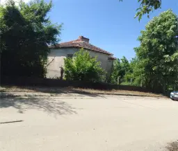 Lion's huis, bijgebouw en 1.050 m² grond in Rakovitsa, Vidin - Bulgarije