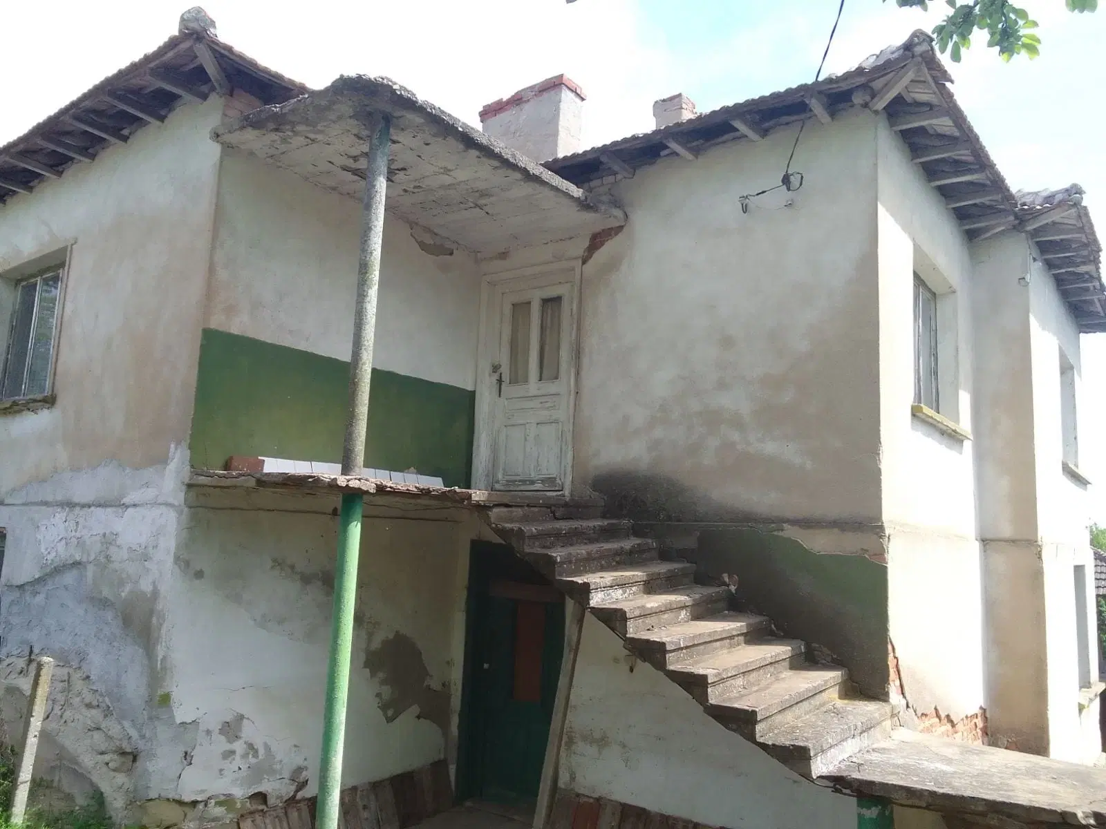 Lion's huis, bijgebouw en 1.050 m² grond in Rakovitsa, Vidin - Bulgarije