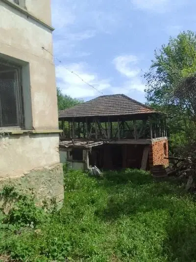 Lion's huis, bijgebouw en 1.050 m² grond in Rakovitsa, Vidin - Bulgarije