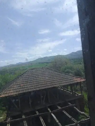 Lion's huis, bijgebouw en 1.050 m² grond in Rakovitsa, Vidin - Bulgarije