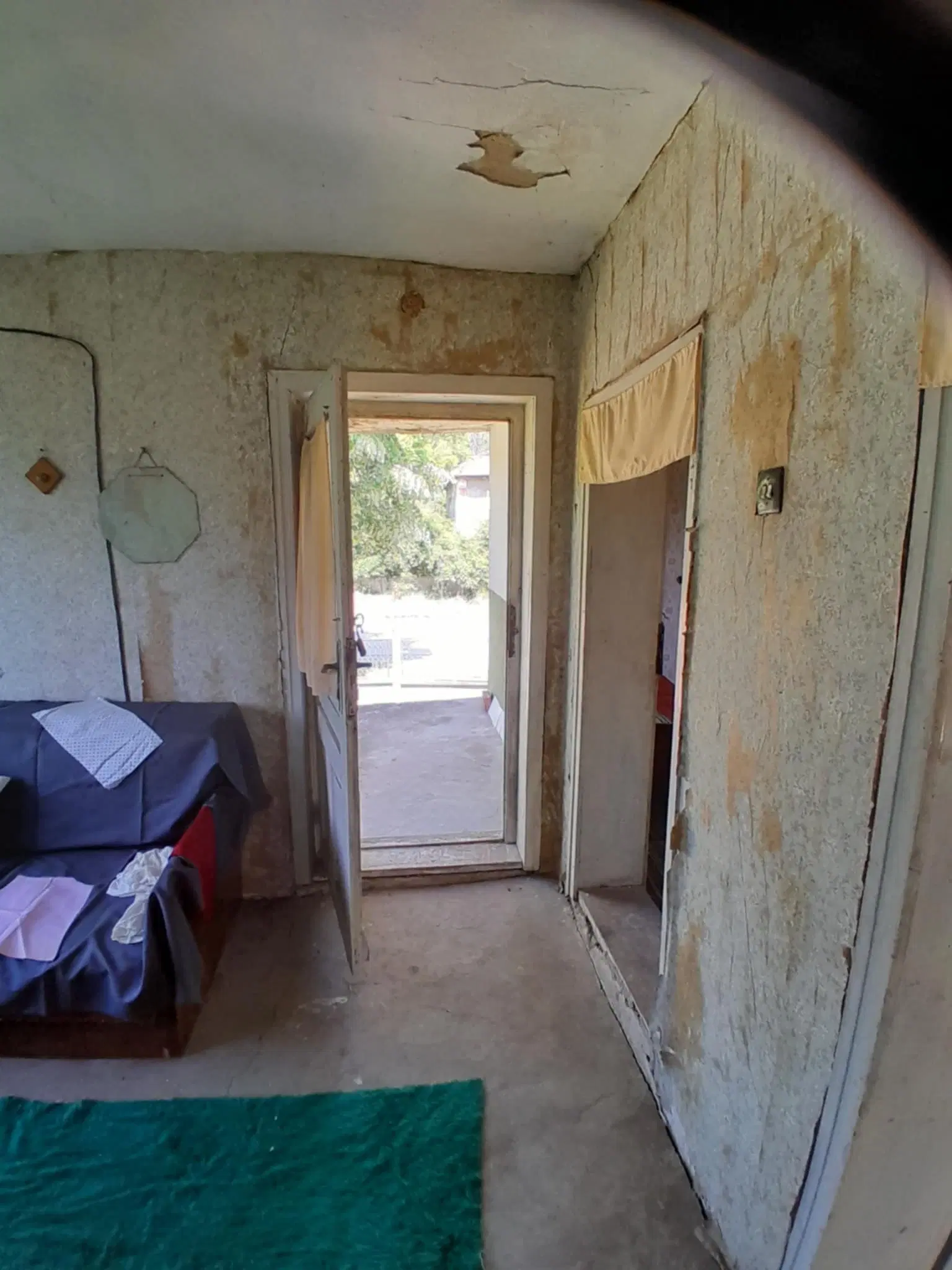 Lion's huis, bijgebouw en 1.050 m² grond in Rakovitsa, Vidin - Bulgarije