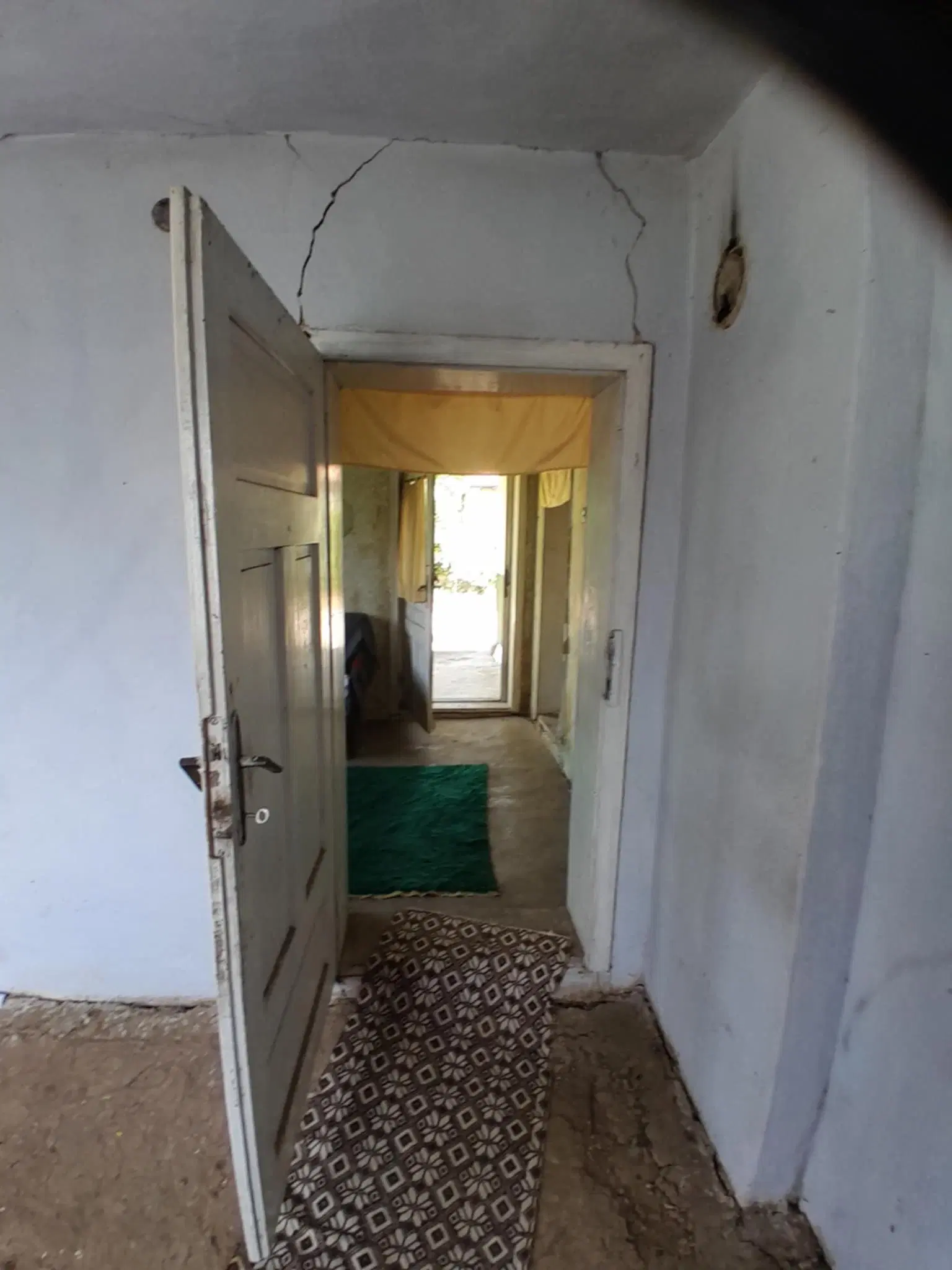 Lion's huis, bijgebouw en 1.050 m² grond in Rakovitsa, Vidin - Bulgarije