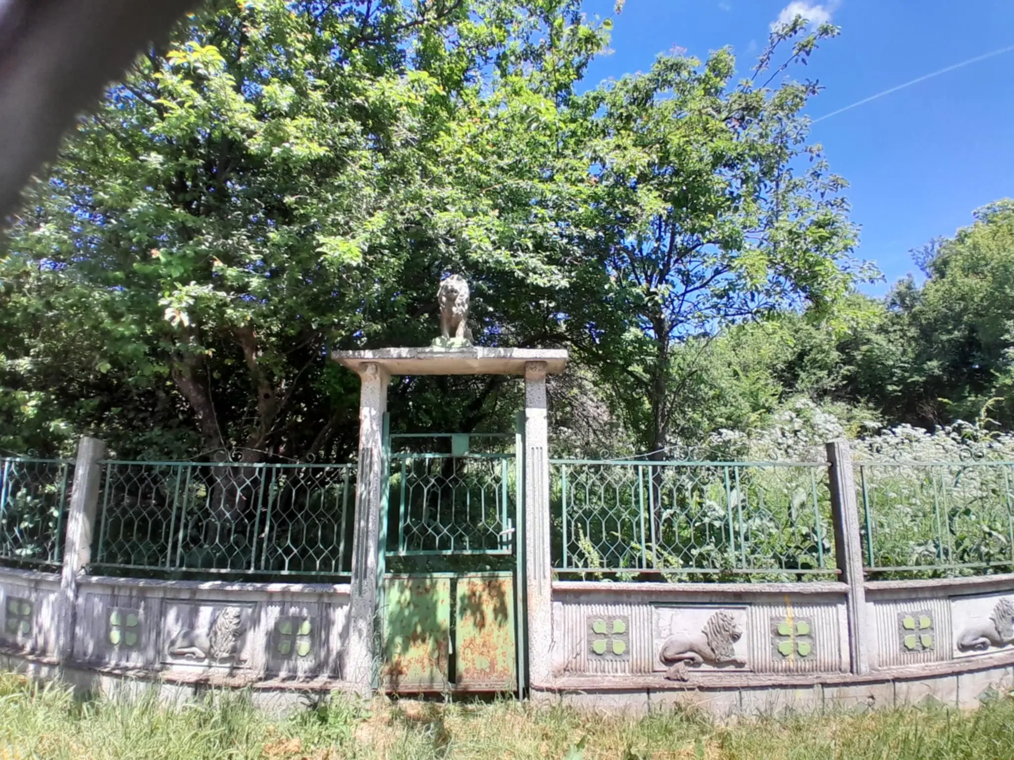 Lion's huis, bijgebouw en 1.050 m² grond in Rakovitsa, Vidin - Bulgarije