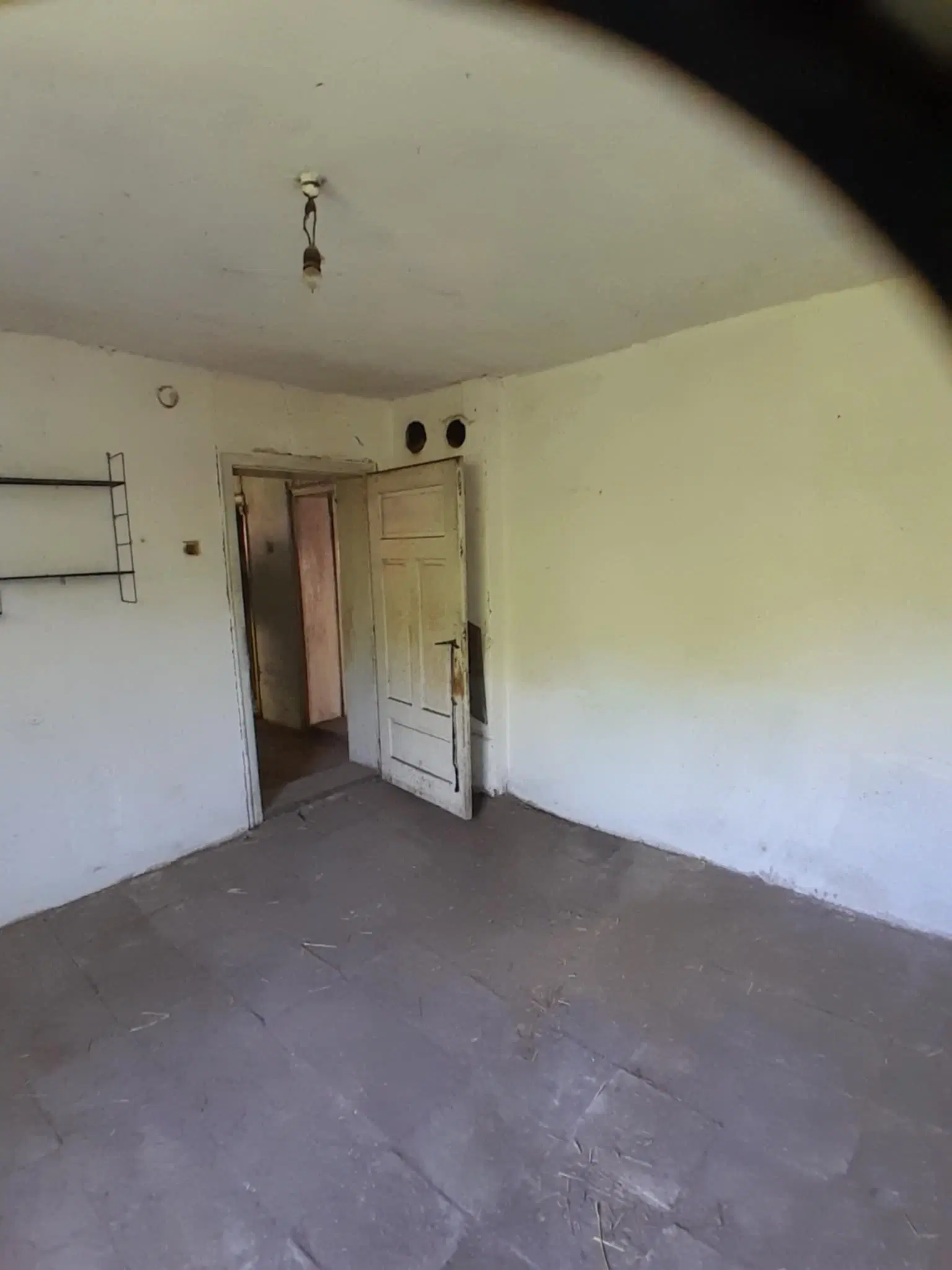 Lion's huis, bijgebouw en 1.050 m² grond in Rakovitsa, Vidin - Bulgarije