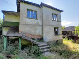Lion's huis, bijgebouw en 1.050 m² grond in Rakovitsa, Vidin - Bulgarije