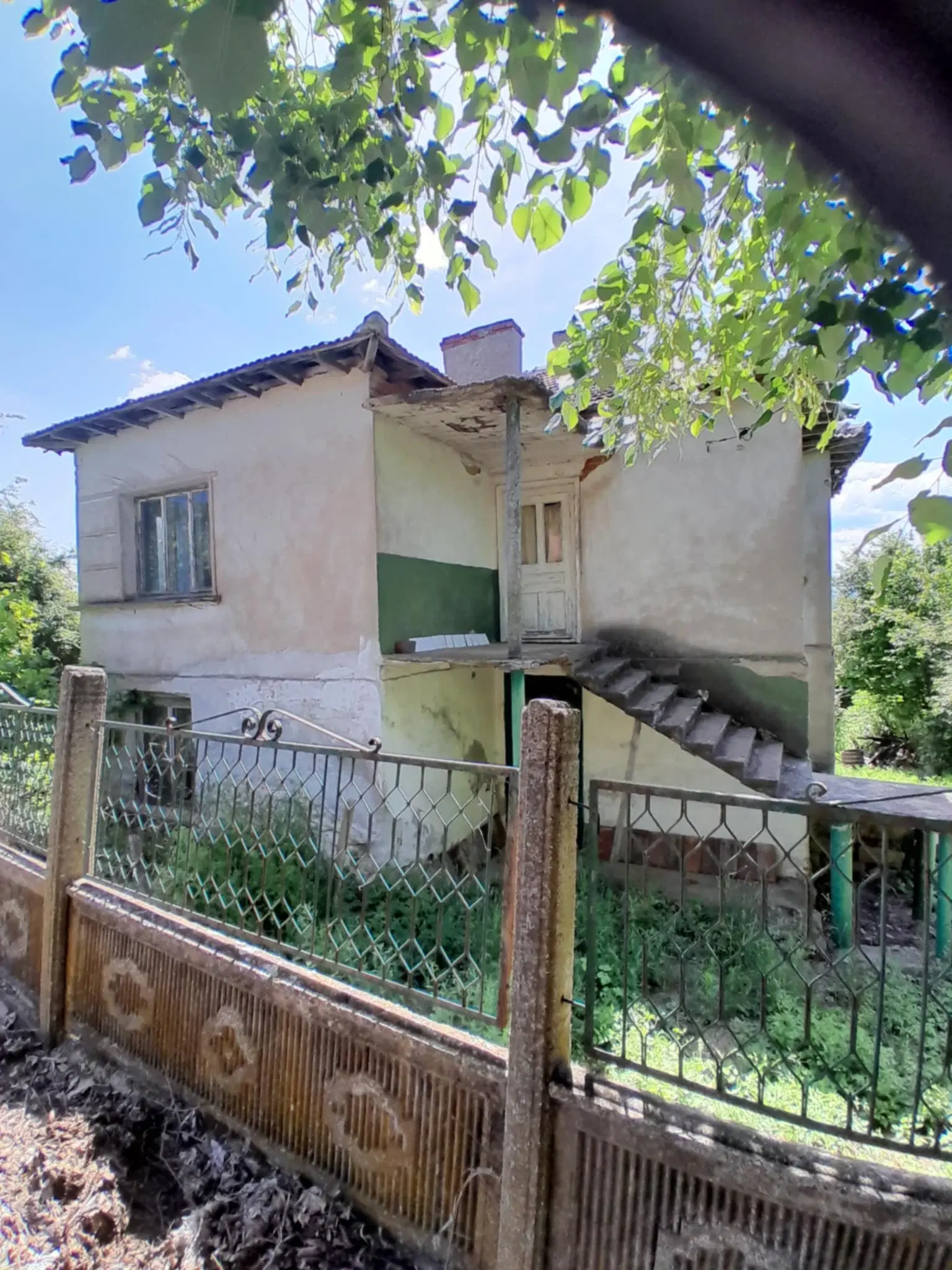 Lion's huis, bijgebouw en 1.050 m² grond in Rakovitsa, Vidin - Bulgarije