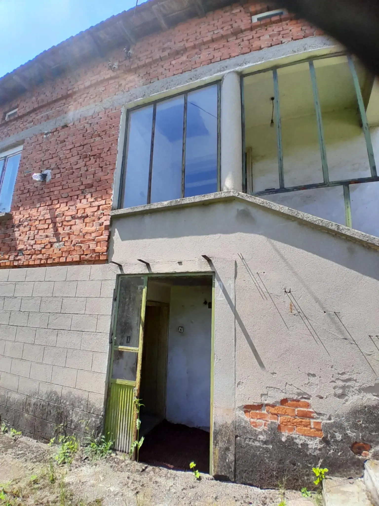 Eigendom aan de rivier met 2 huizen, bijgebouw en 1.100 m² grond in Podgore, Vidin - Bulgarije