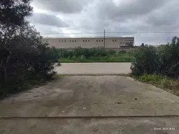 Industrieterrein met loods in het havengebied van Porto Torres (SS), Sardinië - Italië