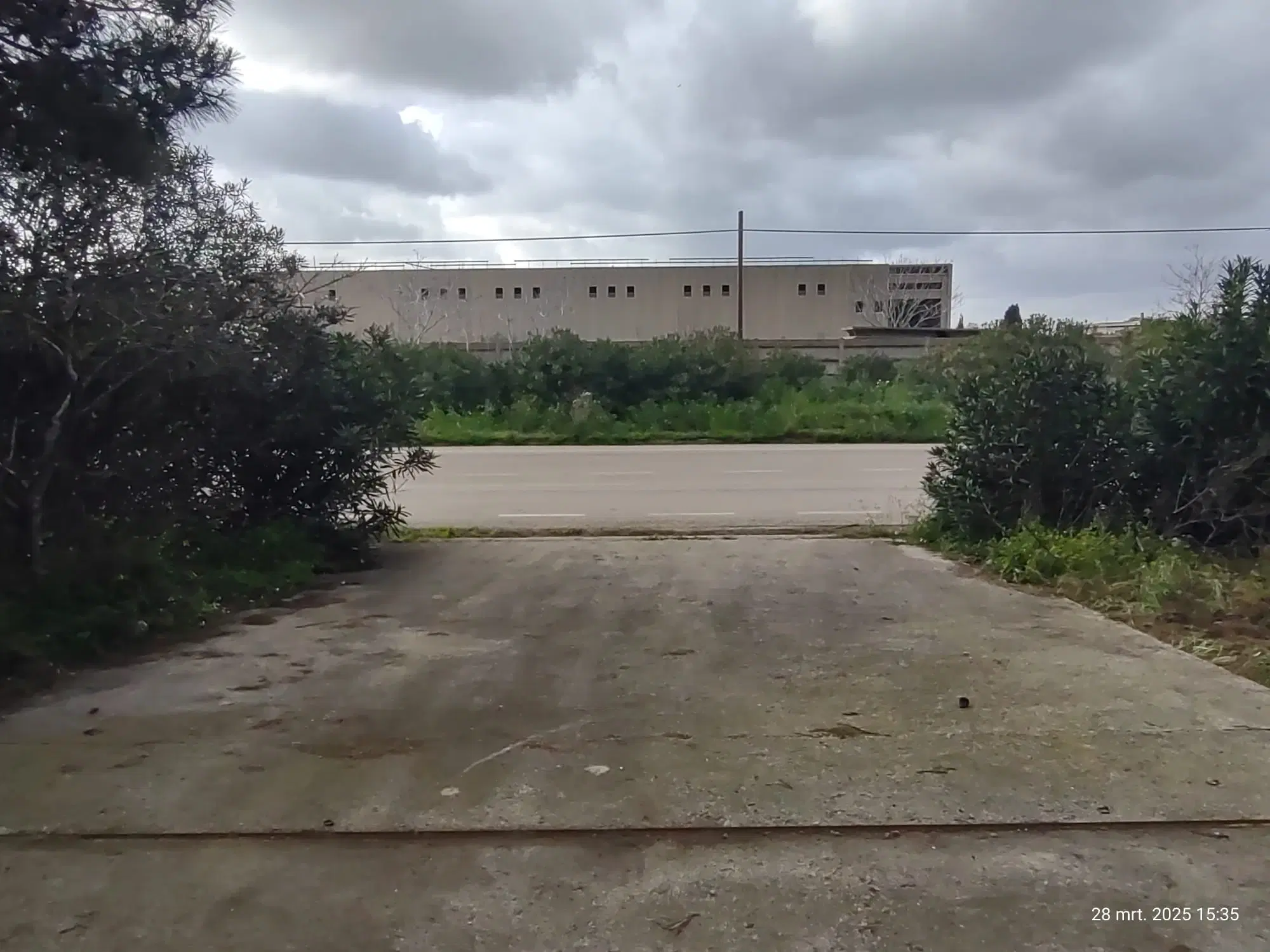 Industrieterrein met loods in het havengebied van Porto Torres (SS), Sardinië - Italië