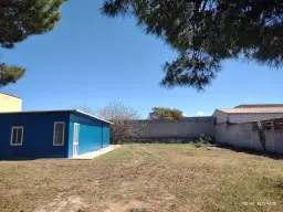Industrieterrein met loods in het havengebied van Porto Torres (SS), Sardinië - Italië